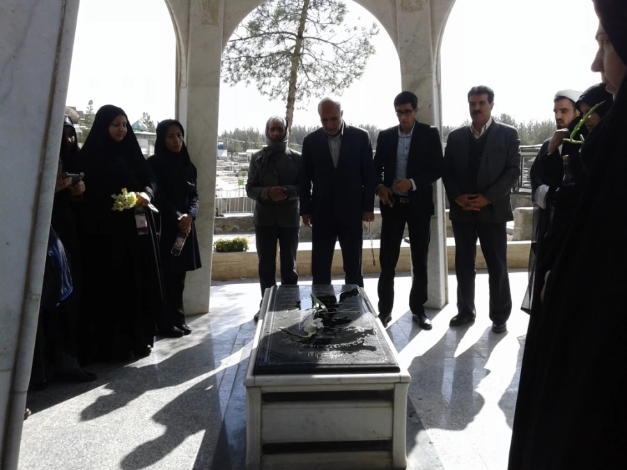 مراسم غبارروبی و عطرافشانی مزار شهدای بیرجند 6