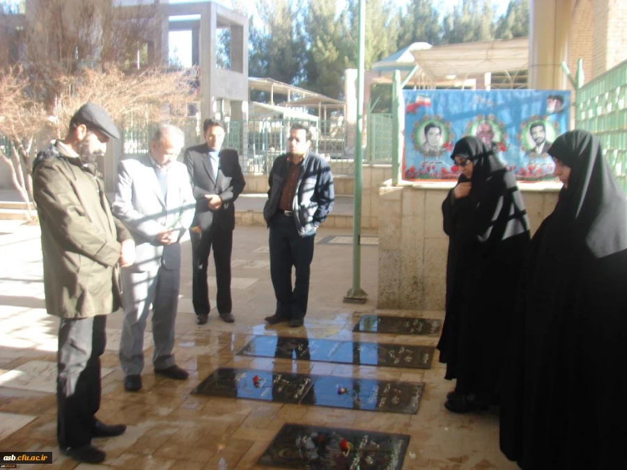 غبارروبی و عطرافشانی مزار شهدای انقلاب اسلامی در نخستین روز دهه فجر