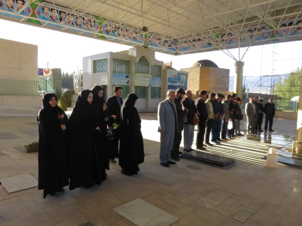 غبارروبی و عطرافشانی مزار شهدای انقلاب اسلامی در نخستین روز دهه فجر