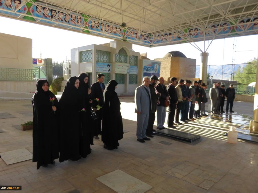 غبارروبی و عطرافشانی مزار شهدای انقلاب اسلامی در نخستین روز دهه فجر