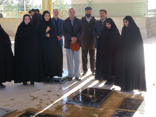 غبارروبی و عطرافشانی مزار شهدای انقلاب اسلامی در نخستین روز دهه فجر