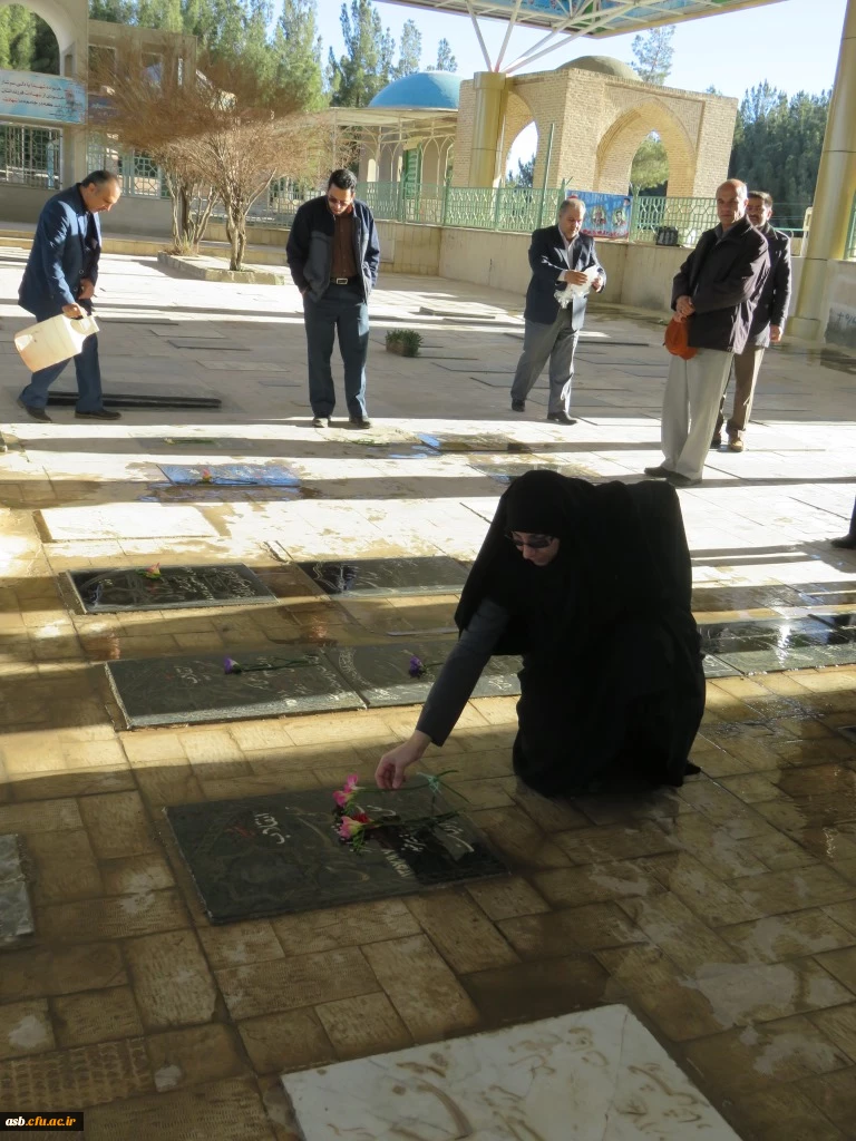 غبارروبی و عطرافشانی مزار شهدای انقلاب اسلامی در نخستین روز دهه فجر