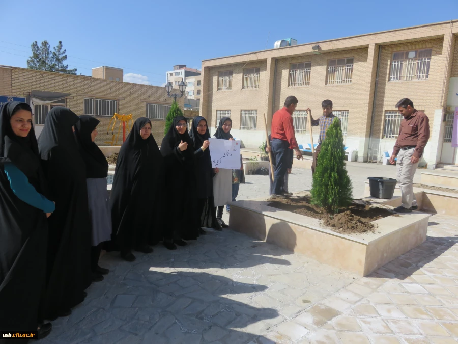 روز درختکاری و کاشت نهال و گل در محوطه خوابگاه پردیس