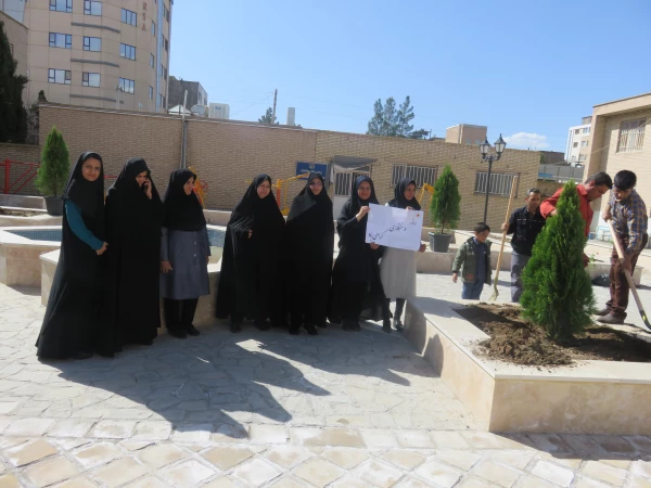 روز درختکاری و کاشت نهال و گل در محوطه خوابگاه پردیس