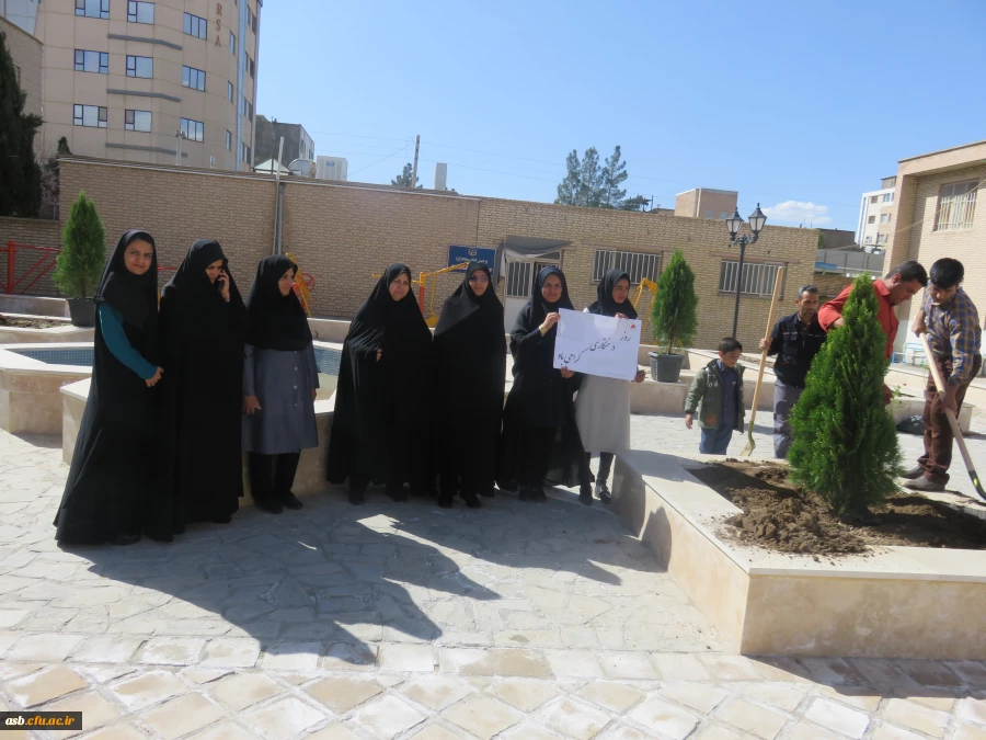 روز درختکاری و کاشت نهال و گل در محوطه خوابگاه پردیس