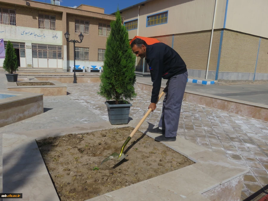 روز درختکاری و کاشت نهال و گل در محوطه خوابگاه پردیس