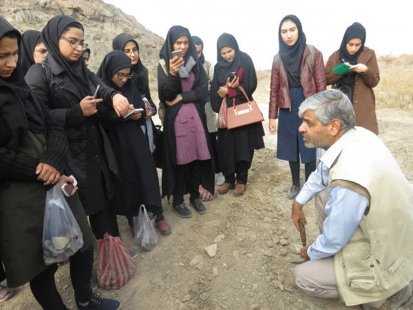 بازدید دانشجویان رشته جغرافیا از معدن قلعه زری خراسان جنوبی 4