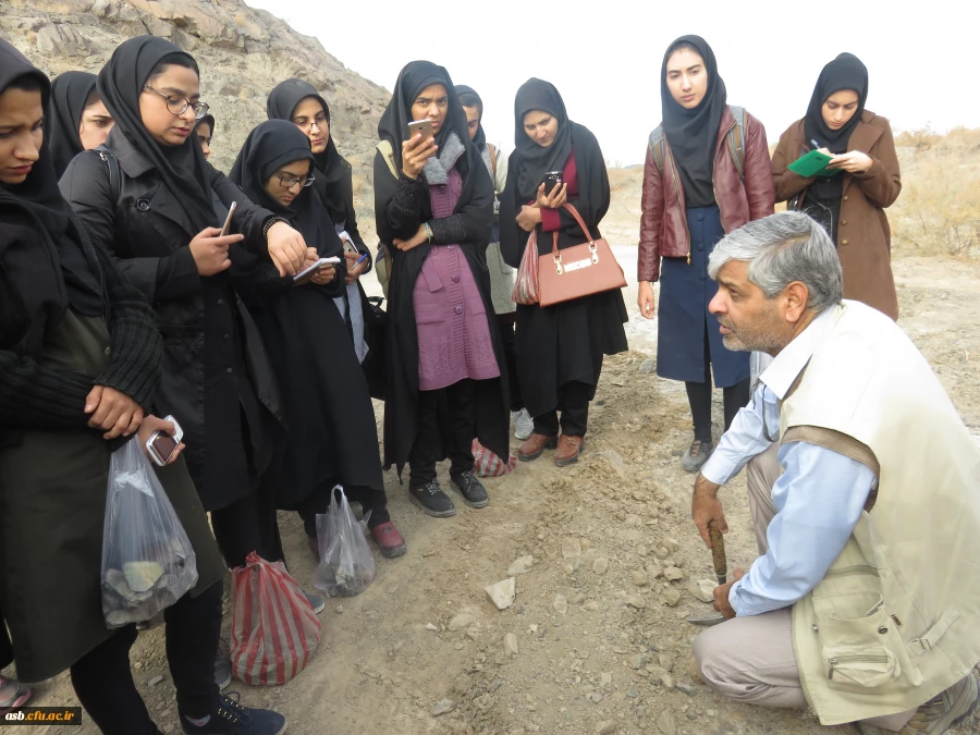 بازدید دانشجویان رشته جغرافیا از معدن قلعه زری خراسان جنوبی 4