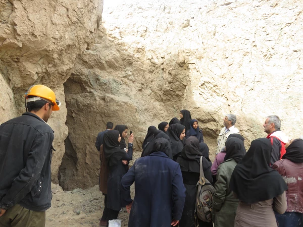 بازدید دانشجویان رشته جغرافیا از معدن قلعه زری خراسان جنوبی 5