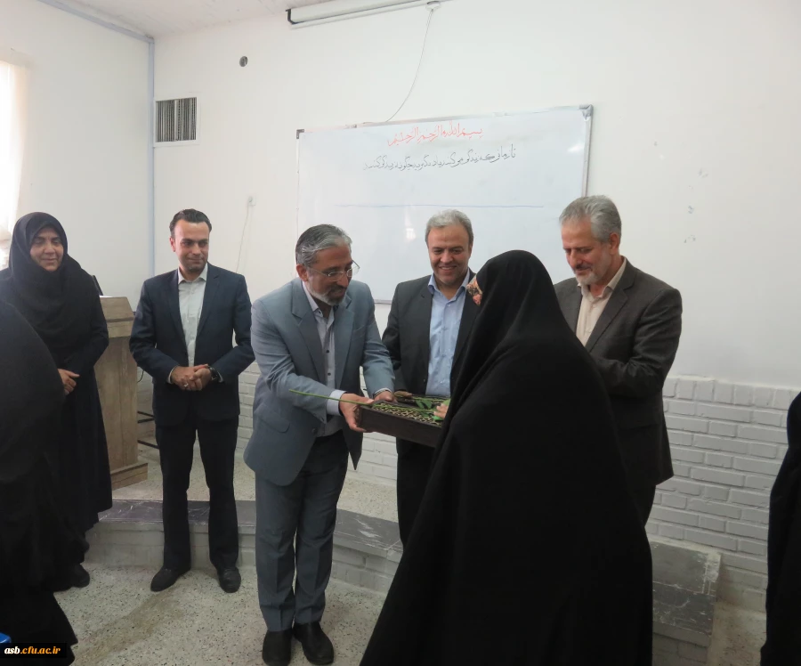 تقدیر از اساتید پردیس به مناسبت هفته بزرگداشت مقام معلم 15