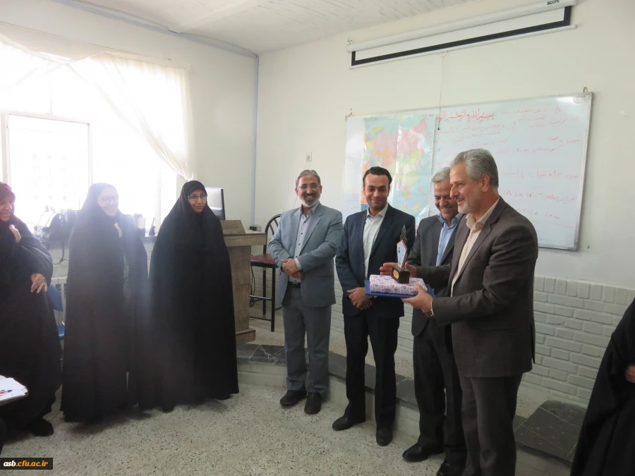 تقدیر از اساتید پردیس به مناسبت هفته بزرگداشت مقام معلم 17