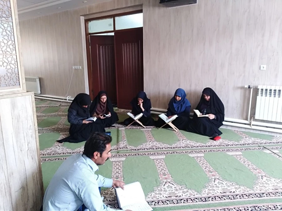 جزء خوانی قرآن کریم با حضور کارکنان و دانشجویان بعد از نماز ظهر و عصر 3