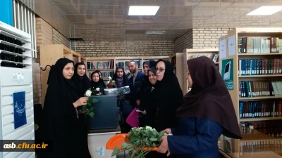  اهدا گل و پذیرایی از دانشجومعلمان به مناسبت روز دانشجو