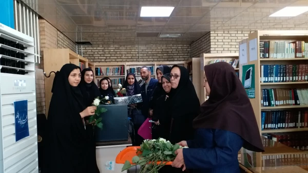  اهدا گل و پذیرایی از دانشجومعلمان به مناسبت روز دانشجو 2