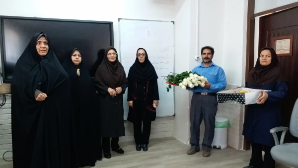  اهدا گل و پذیرایی از دانشجومعلمان به مناسبت روز دانشجو 3