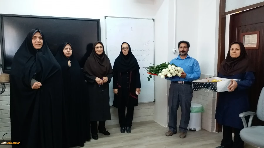  اهدا گل و پذیرایی از دانشجومعلمان به مناسبت روز دانشجو 3