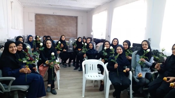  اهدا گل و پذیرایی از دانشجومعلمان به مناسبت روز دانشجو 4