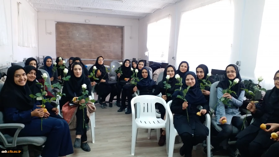  اهدا گل و پذیرایی از دانشجومعلمان به مناسبت روز دانشجو 4