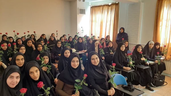  اهدا گل و پذیرایی از دانشجومعلمان به مناسبت روز دانشجو 5