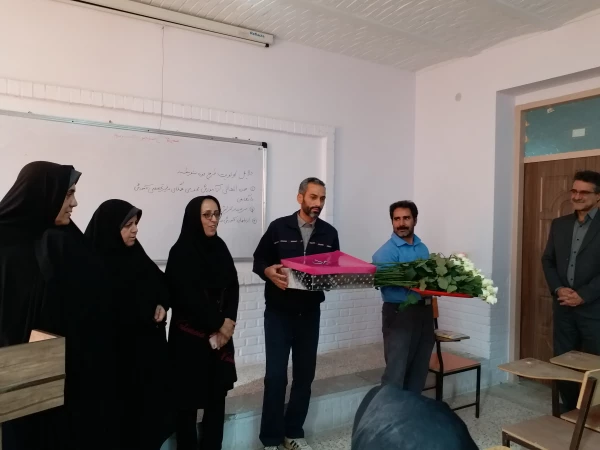  اهدا گل و پذیرایی از دانشجومعلمان به مناسبت روز دانشجو 6