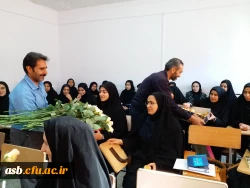  اهدا گل و پذیرایی از دانشجومعلمان به مناسبت روز دانشجو 7