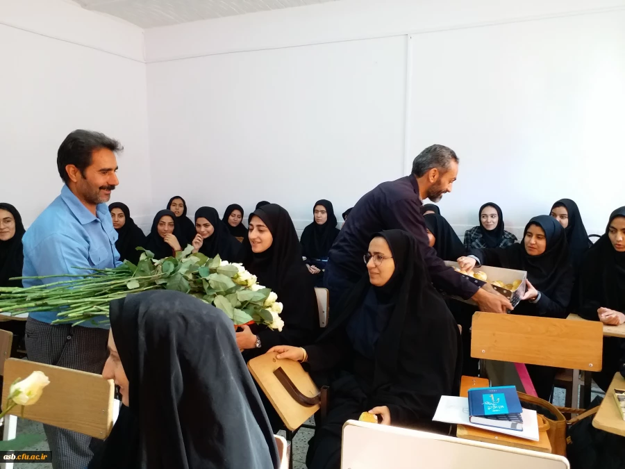  اهدا گل و پذیرایی از دانشجومعلمان به مناسبت روز دانشجو 7
