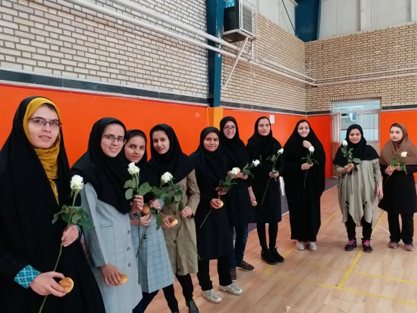  اهدا گل و پذیرایی از دانشجومعلمان به مناسبت روز دانشجو 8