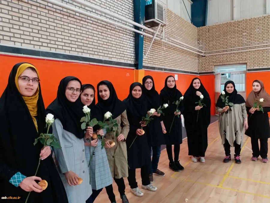  اهدا گل و پذیرایی از دانشجومعلمان به مناسبت روز دانشجو 8