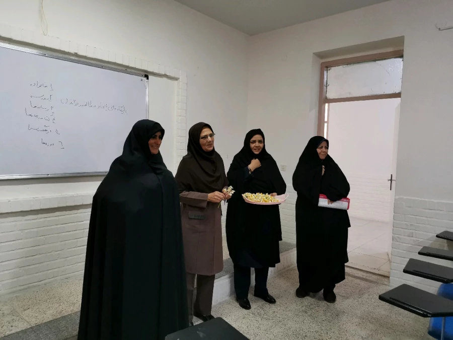 تبریک روز زن به همکاران و اساتید توسط سرپرست پردیس امام سجاد(ع) 3