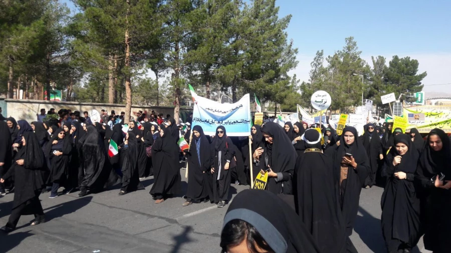 شرکت در راهپیمایی 22 بهمن  4