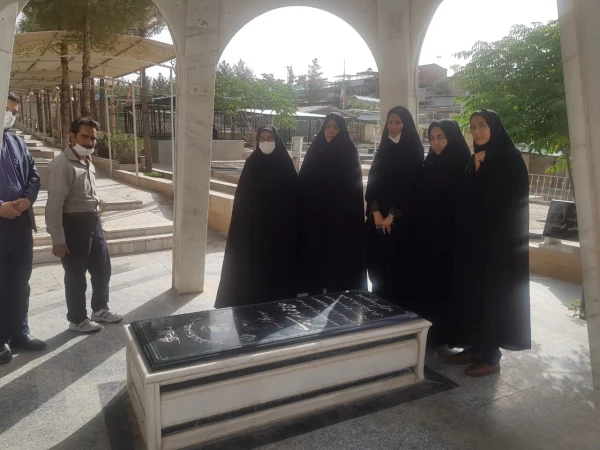 حضور کارکنان و مسئولین دانشگاه فرهنگیان خراسان جنوبی در مزار شهدا بمناسبت سوم خرداد 2