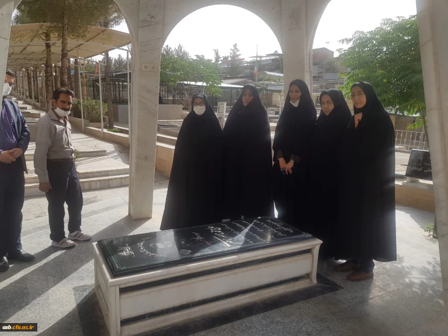 حضور کارکنان و مسئولین دانشگاه فرهنگیان خراسان جنوبی در مزار شهدا بمناسبت سوم خرداد 2