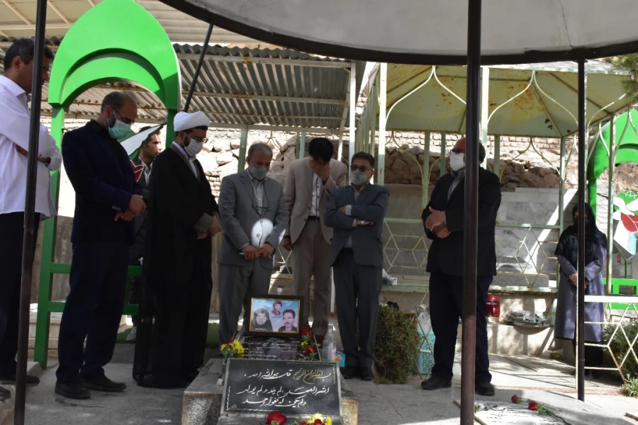 حضور کارکنان و مسئولین دانشگاه فرهنگیان خراسان جنوبی در مزار شهدا بمناسبت سوم خرداد 3