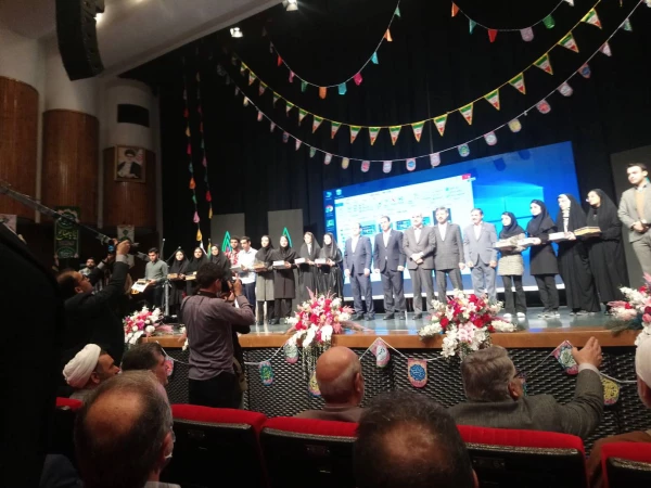 تقدیر از دانشجو معلمان برتر توسط دکتر صحرایی رییس دانشگاه فرهنگیان 3