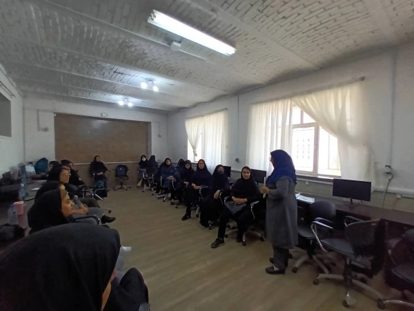 برگزاری کارگاه های بررسی کتب گروه علوم اجتماعی با حضور سرگروه های آموزشی آموزش وپرورش استان 6