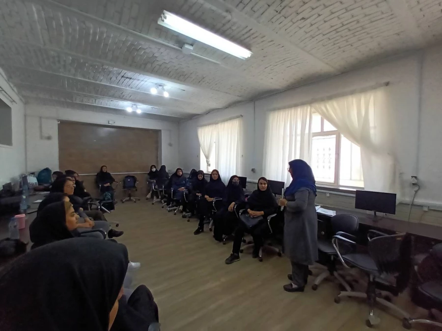 برگزاری کارگاه های بررسی کتب گروه علوم اجتماعی با حضور سرگروه های آموزشی آموزش وپرورش استان 6