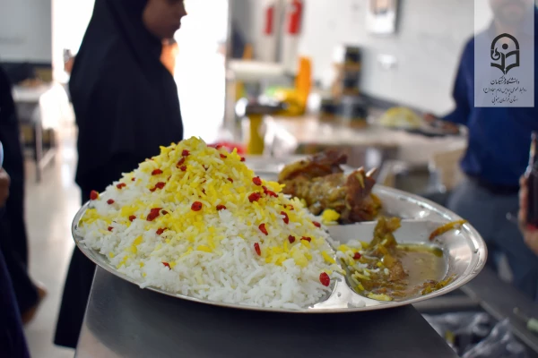 طبخ و توزیع غذای ویژه به مناسبت روز دانشجو  2