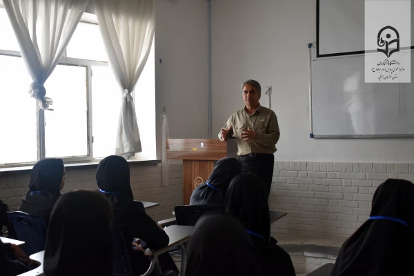 بازدید دانش آموزان مدارس از پردیس امام سجاد (ع) بیرجند به مناسبت هفته مشاغل 2