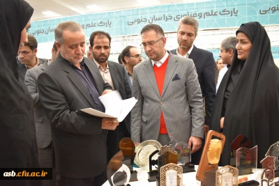  بازدید استاندار خراسان جنوبی از غرفه دستاوردهای پژوهشی دانشگاه فرهنگیان