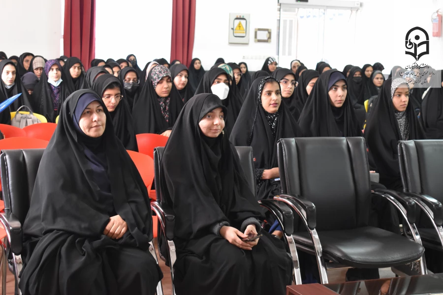 برگزاری نشست توجیهی آشنایی با حقوق و تکالیف دانشجومعلمان در پردیس امام سجاد(ع) 5