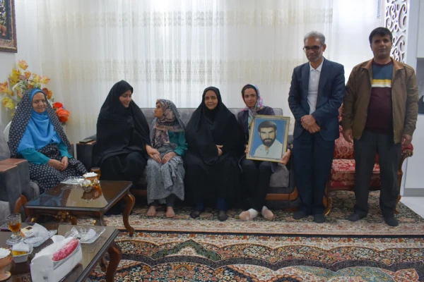 دیدار دکتر مینو میری رییس پردیس امام سجاد (ع) خراسان جنوبی و اقدس حسنی فرمانده بسیج کارکنان، با مادر شهید علیرضا سمویی 2