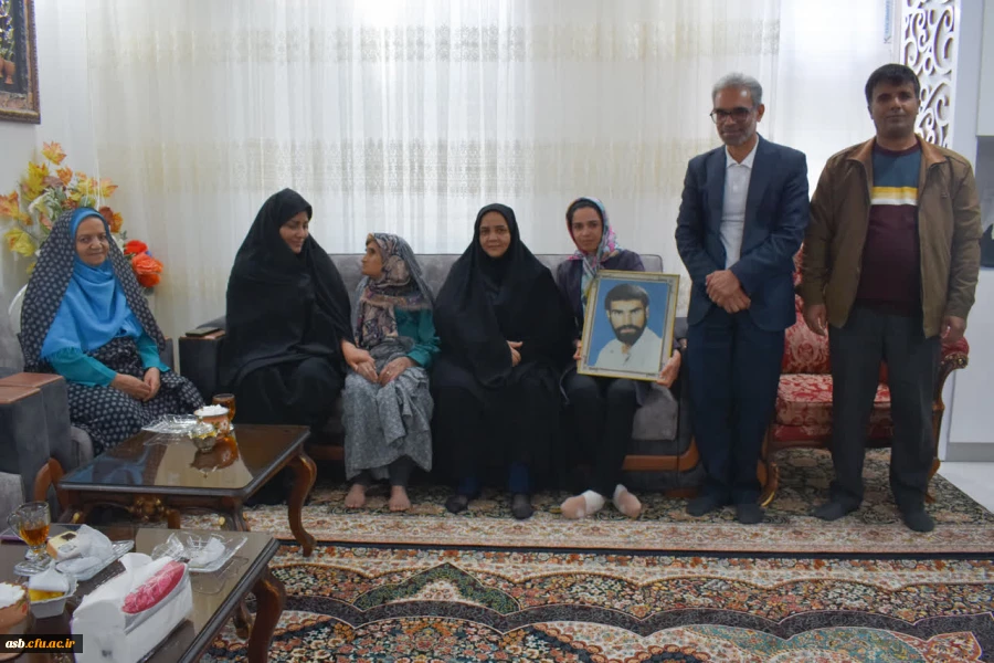 دیدار دکتر مینو میری رییس پردیس امام سجاد (ع) خراسان جنوبی و اقدس حسنی فرمانده بسیج کارکنان، با مادر شهید علیرضا سمویی 2