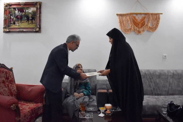 دیدار دکتر مینو میری رییس پردیس امام سجاد (ع) خراسان جنوبی و اقدس حسنی فرمانده بسیج کارکنان، با مادر شهید علیرضا سمویی 3