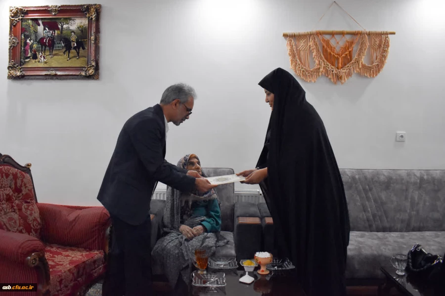 دیدار دکتر مینو میری رییس پردیس امام سجاد (ع) خراسان جنوبی و اقدس حسنی فرمانده بسیج کارکنان، با مادر شهید علیرضا سمویی 3